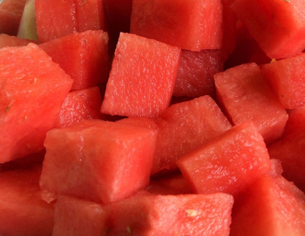 Eis aus Wassermelone machen. 
