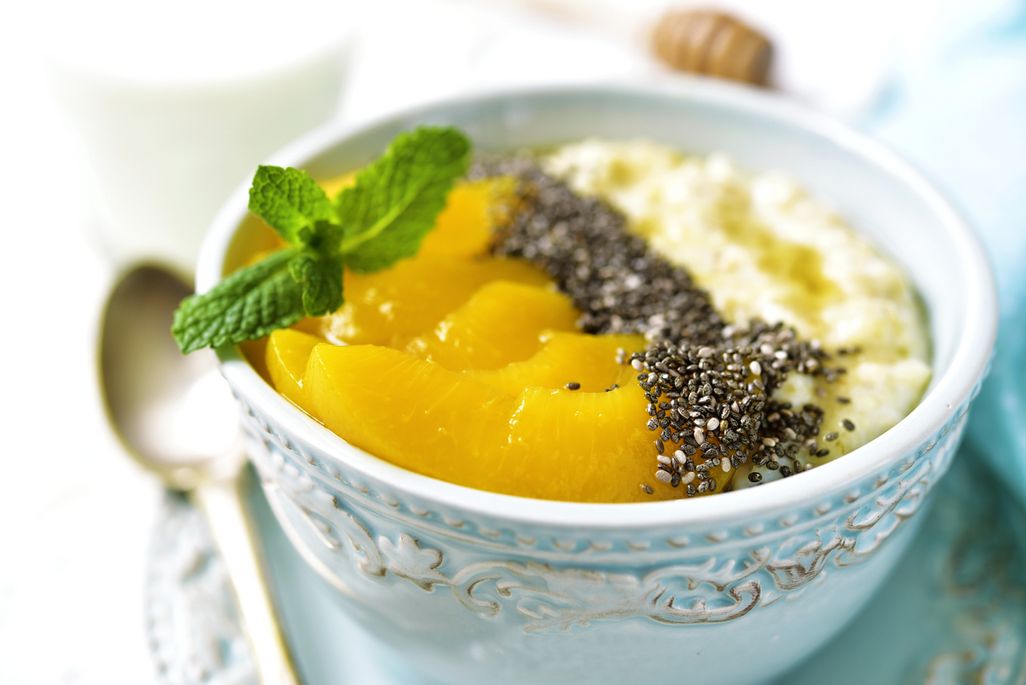 Mango-Chia-Porridge mit Mandelmilch ist ein sattmachendes Frühstück.