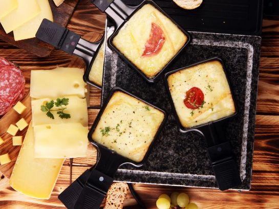 Raclette ist tatsächlich auch eine köstliche Abwechslung für Dinner oder Lunch.