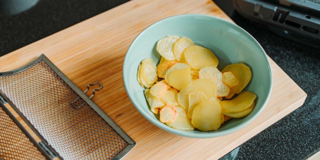 Auch Chips aus der Heißluftfritteuse sind auf jeden Fall lecker. So gelingen die Kartoffelscheiben aus dem Airfryer generell.
