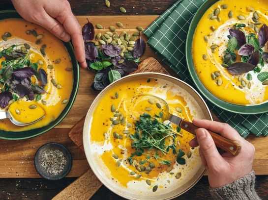 Kürbis, Karotten, Zwiebel und rote Rüben sind ideale Grundzutaten für Winter-Suppen.