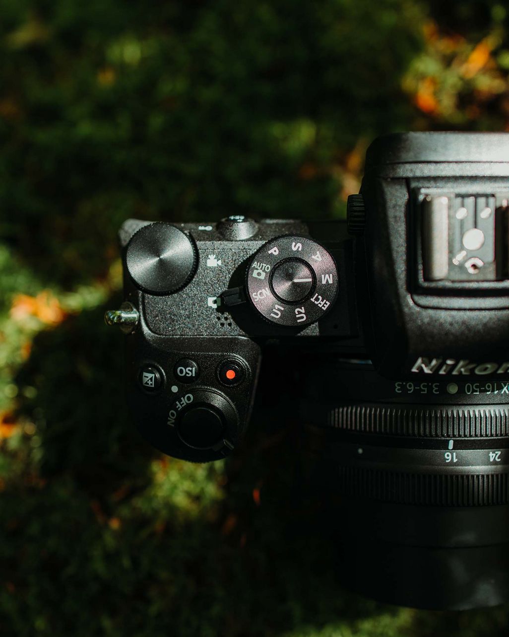 Auf dem Programmwählrad der Nikon Z 50 finden sich klassische Menüpunkte sowie Vollautomatik, Motiv- und Bildeffektprogramme.