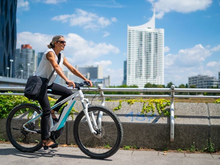 Sprit vs. Strom: Mit dem E-Bike ist man günstig und gesundheitsfördernd unterwegs.