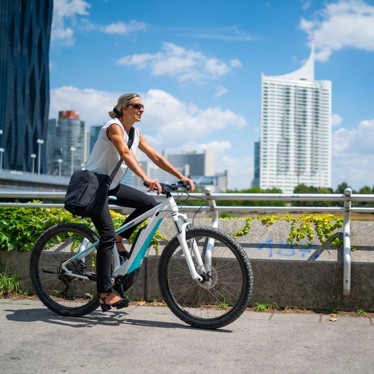 Sprit vs. Strom: Mit dem E-Bike ist man günstig und gesundheitsfördernd unterwegs.