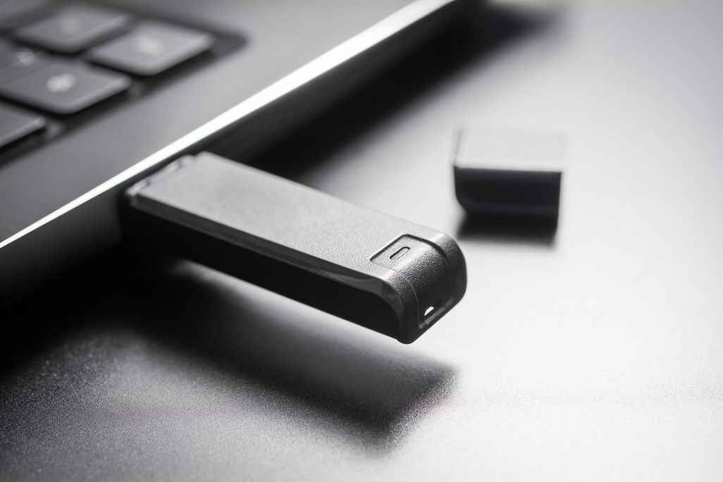 USB-Stick steck in einem Notebook