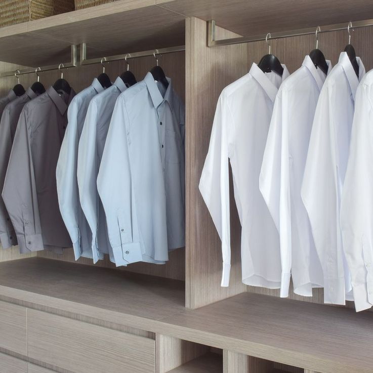 Im Schrank sollten Hemden mit Abstand zueinander aufgehängt werden.