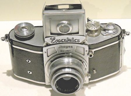 Erste serienmäßig hergestellte Kleinbild-Spiegelreflexkamera