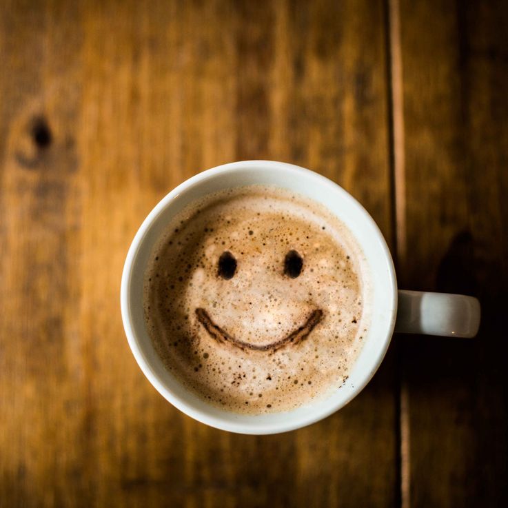 Eine Tasse Kaffee mit einem lachenden Smiley