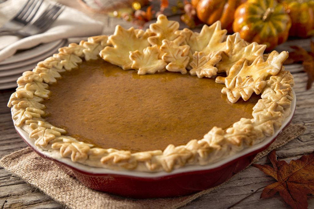 Mit dem überschüssigen Teig kann der Rand der Pumpkin Pie verziert werden.