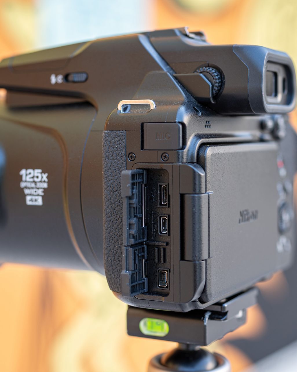 Wie es sich für eine moderne Kamera gehört, mangelt es der „Coolpix P1000“ natürlich auch nicht an Konnektivititäts-Lösungen.