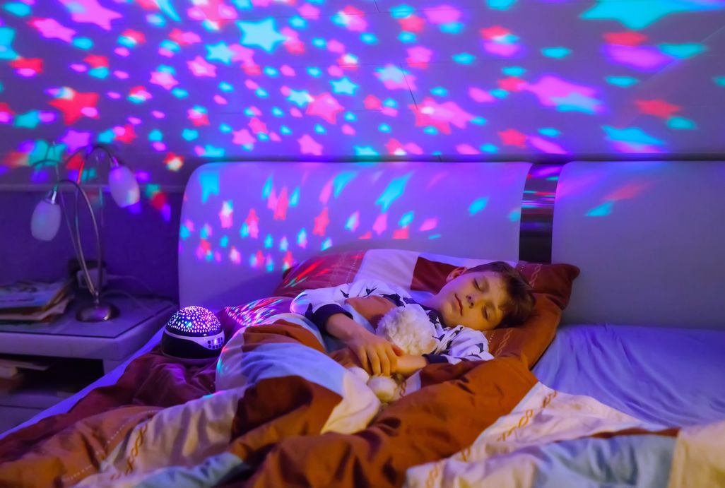 Ein Nachtlicht hilft Kindern generell auch beim Einschlafen.
