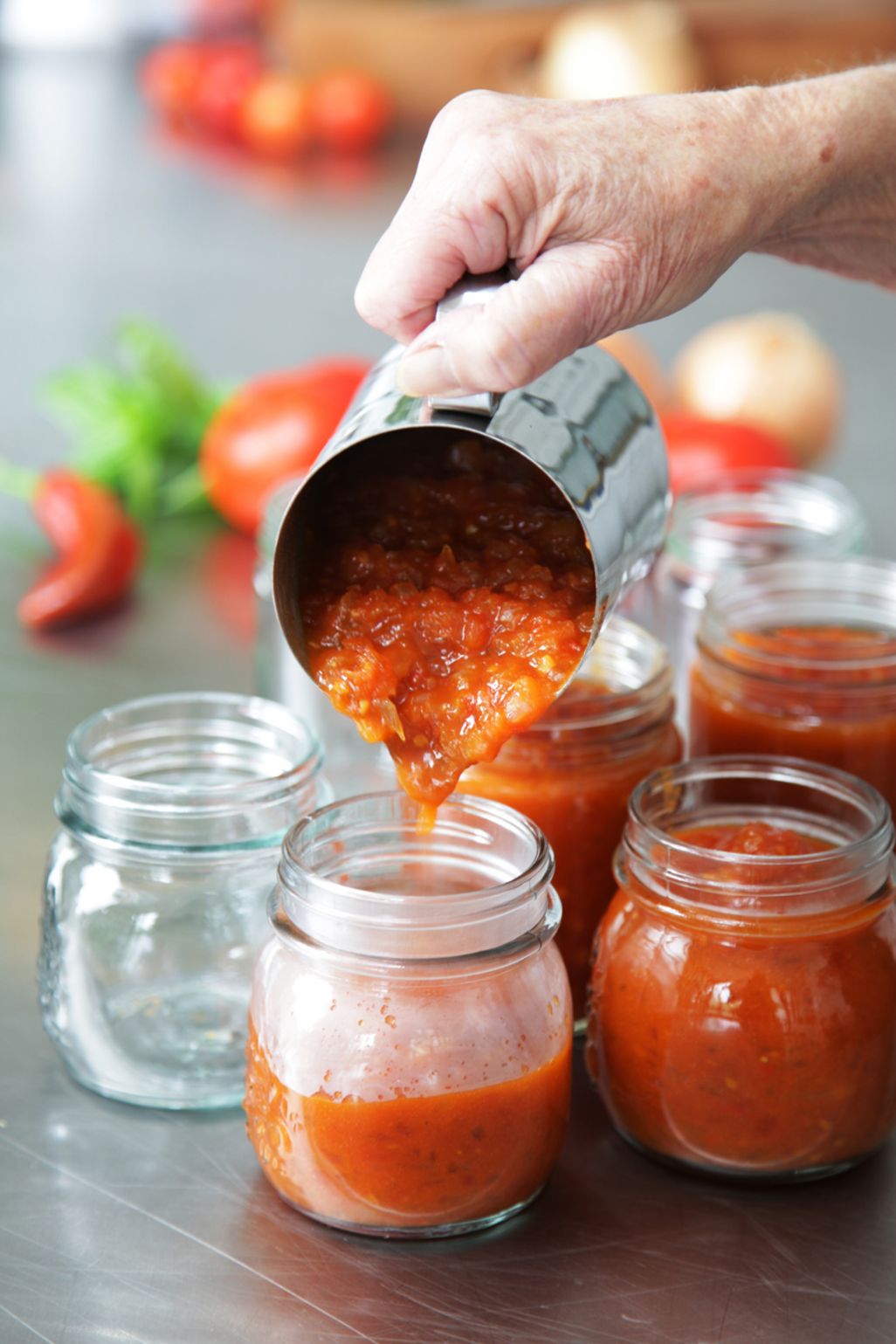 Tomaten-Chili-Chutney einfüllen.