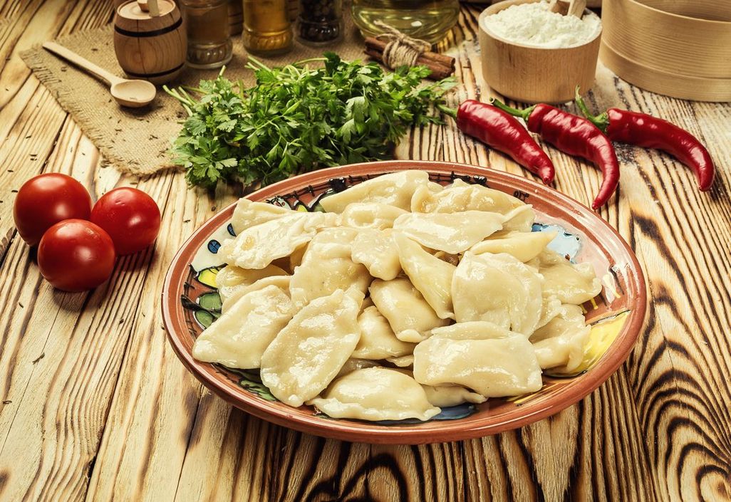 Selbstgemachter Nudelteig mit Fleischfüllung nennt sich in Russland Pelmeni.