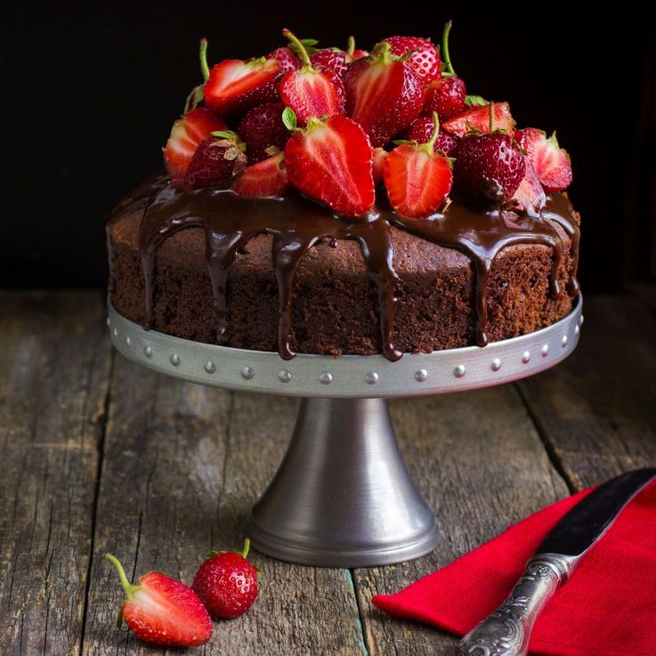 Ein Schokoladenkuchen mit Erdbeeren