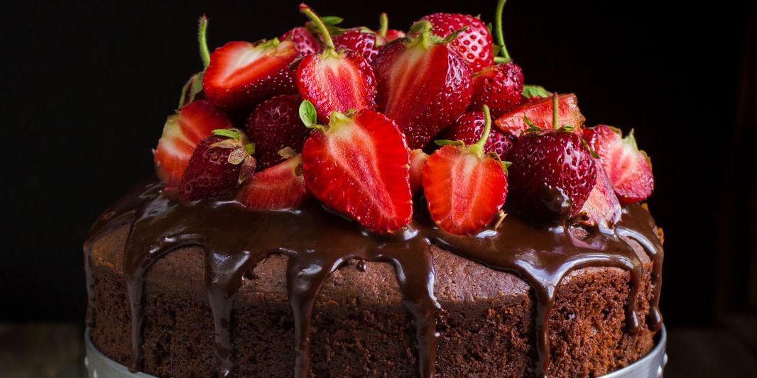 Ein Schokoladenkuchen mit Erdbeeren