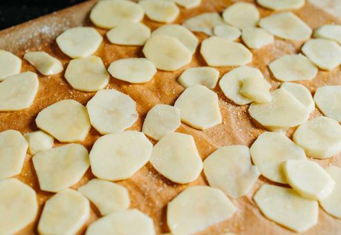Auch Chips aus der Heißluftfritteuse sind auf jeden Fall lecker. So gelingen die Kartoffelscheiben aus dem Airfryer generell.