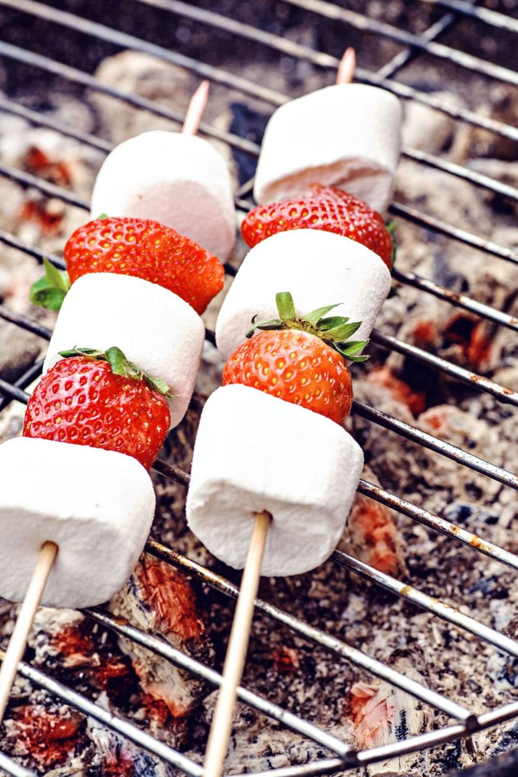  Einfache Nachspeise vom Grill: Erdbeer-Marshmallow-Spieße. 