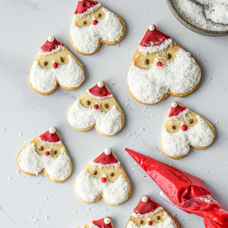 Weihnachtsmänner: Kekse verzieren macht auf jeden Fall auch Jung und Alt Spaß.
