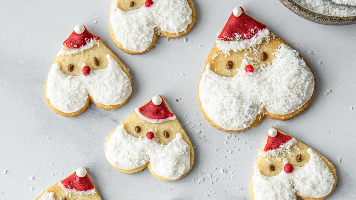 Weihnachtsmänner: Kekse verzieren macht auf jeden Fall auch Jung und Alt Spaß.