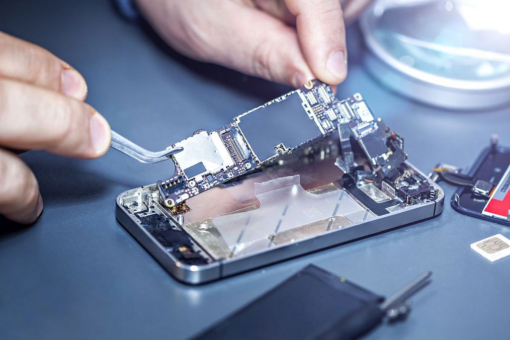 Smartphone wird repariert