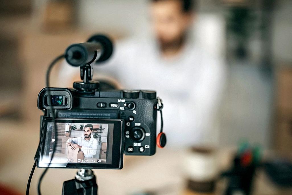 Eine gute Kamera ist für erfahrene Vlogger eine gute Investition.