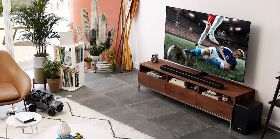 Die neuen Soundbars von Samsung sorgen für räumlichen Klang im Wohnzimmer.