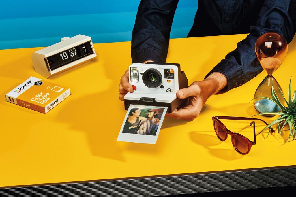 Zum 80. Geburtstag der Marke bringt Polaroid mit der „OneStep 2“ die Neuauflage einer Sofortbildkamera-Legende. 