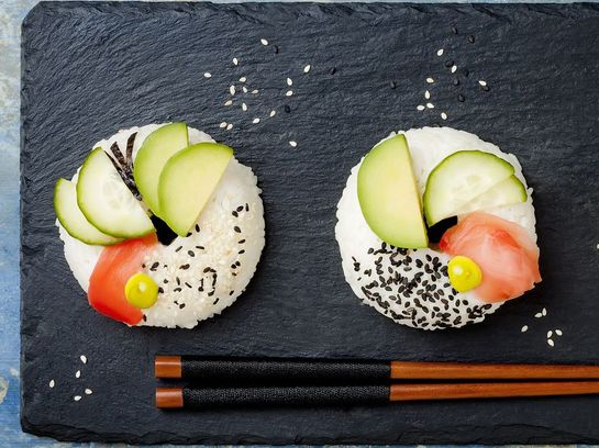 Vegan oder mit Fisch: Sushi-Donuts lassen sich in allen Variationen gestalten. 