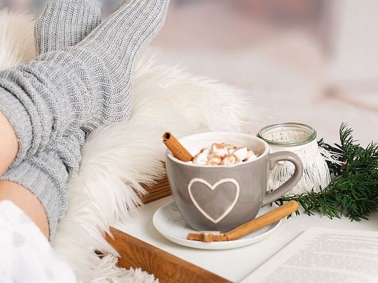 Kaffee mit Zimt wärmt im Winter von innen.