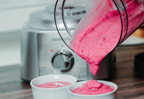 Frozen Joghurt mit dem Mixer der Kenwood „MultiPro Express“ zubereiten. 