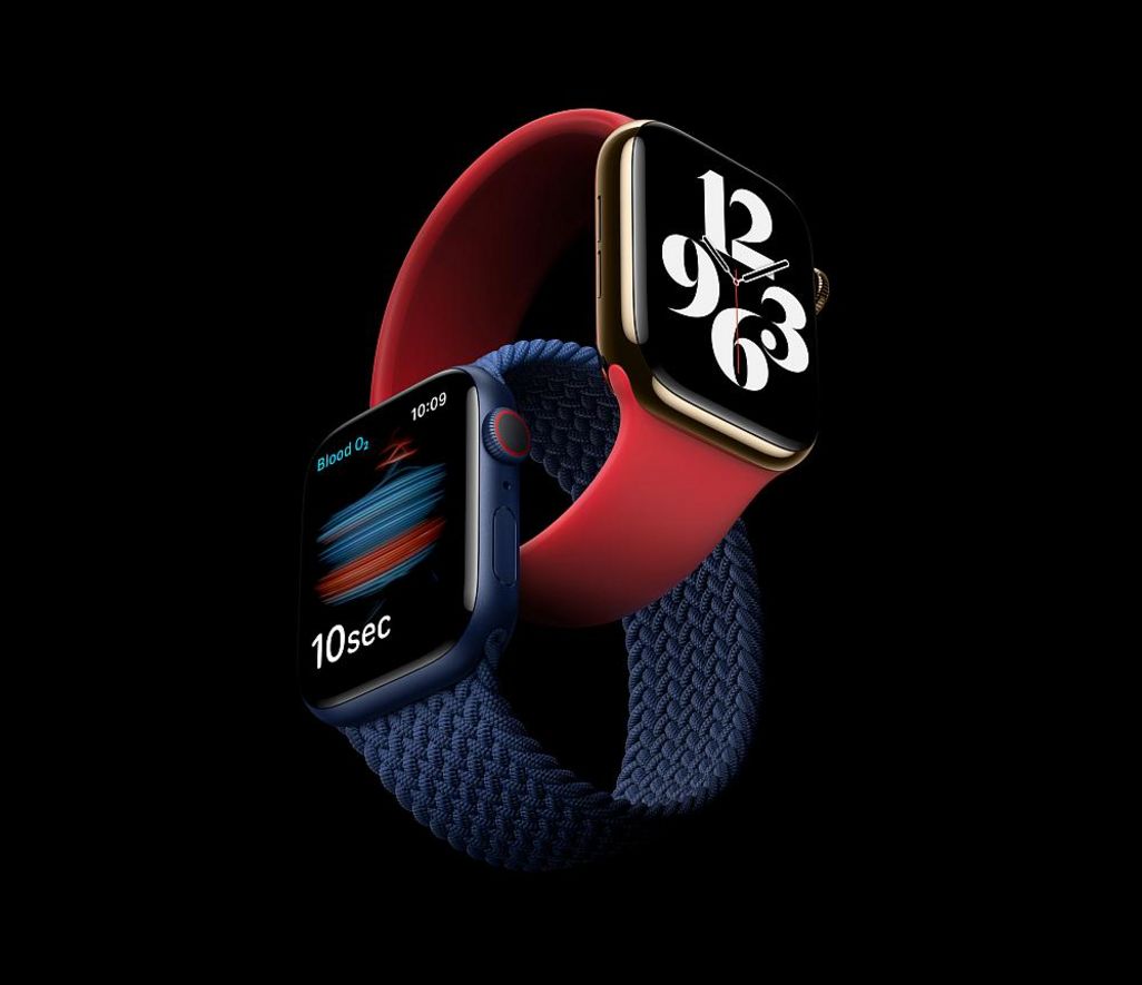 „Apple Watch Series 6“ in den Farben Rot und Blau.