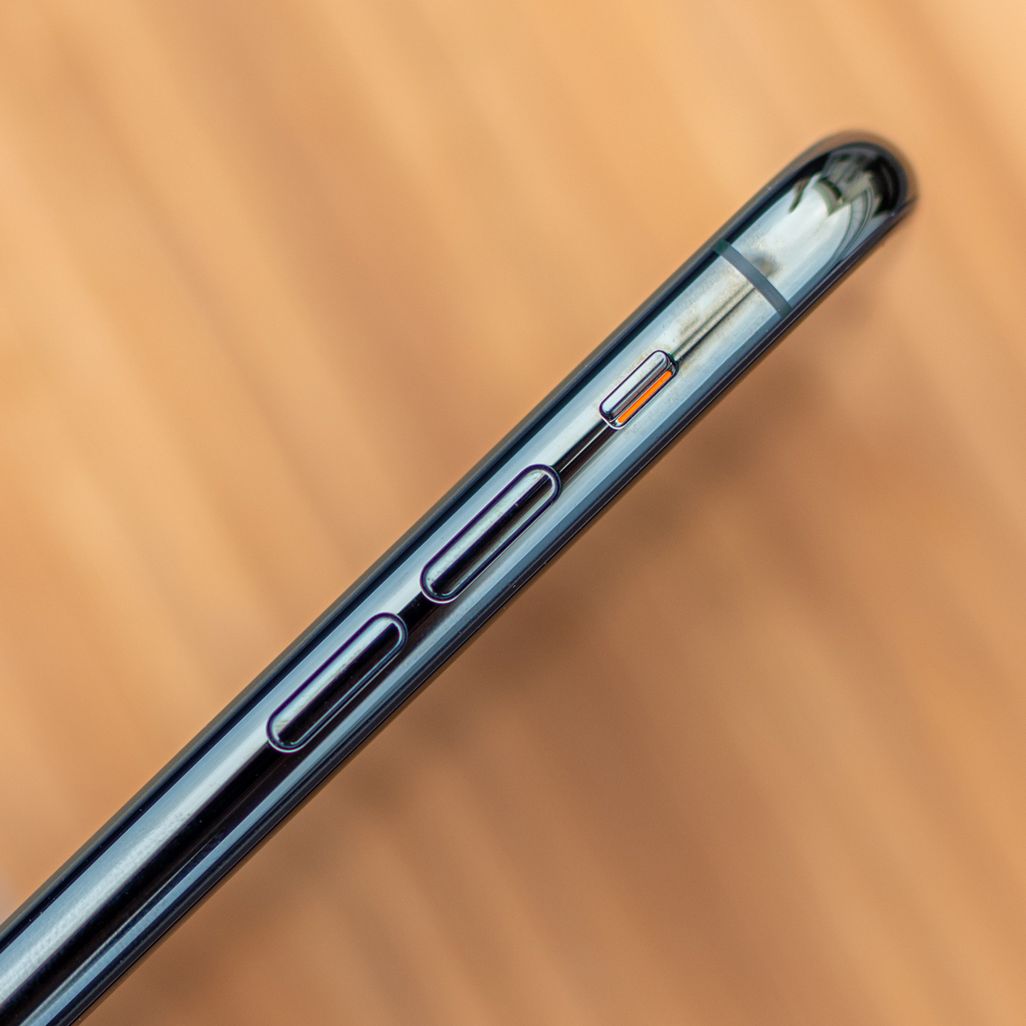 Nicht nur das verhältnismäßig geringe Gewicht von 188 Gramm sowie seine schlanken 8,1 Millimeter in der Tiefe machen das neue „iPhone 11 Pro“ zu etwas Besonderem.