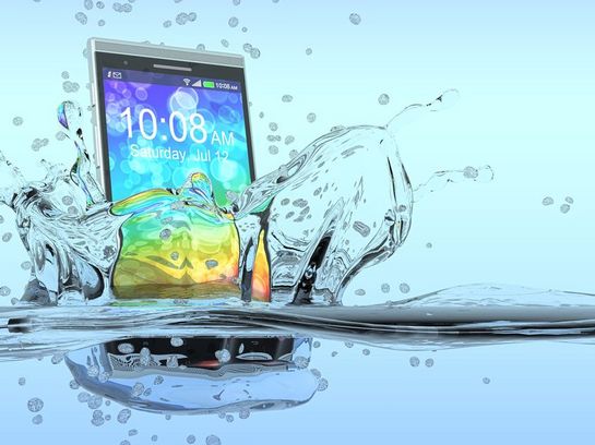 Der Albtraum: Das Smartphone fällt ins Wasser.