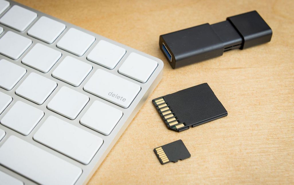 SSD-Festplatten, SD-Karten und USB-Sticks erreichen eine Lebensdauer von zirka 30 Jahren.