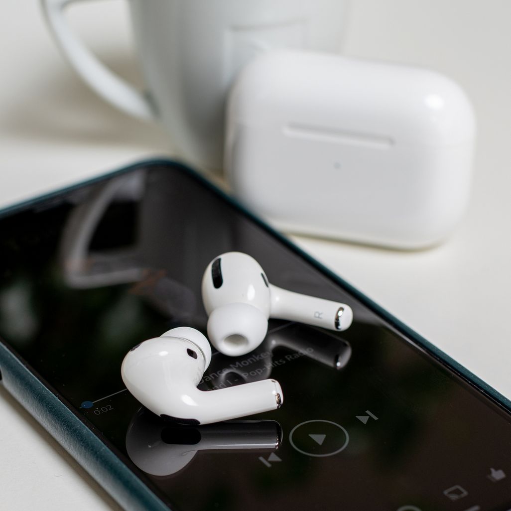 Die aktive Geräuschunterdrückung der aktuellen „Airpods Pro“ von Apple sorgen für immersiven Klang. 