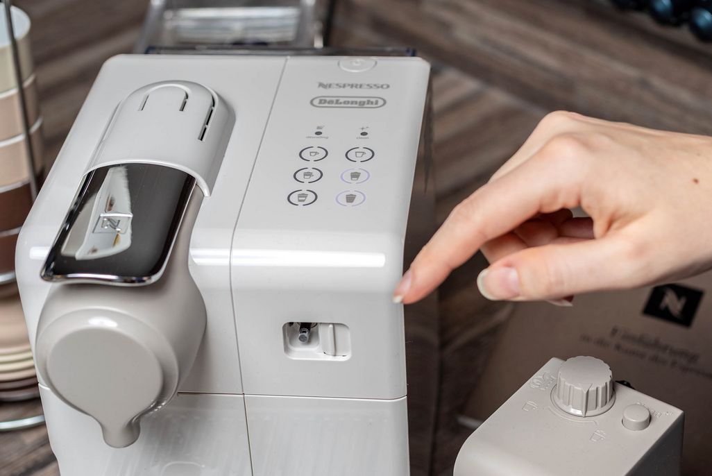 Über die Soft-Touch-Buttons können Sie 6 verschiedene Kaffeekreationen von Ihrer Maschine ordern.