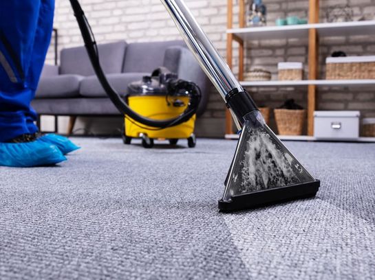 Teppiche und Teppichböden beim Frühjahrsputz gründlich reinigen.
