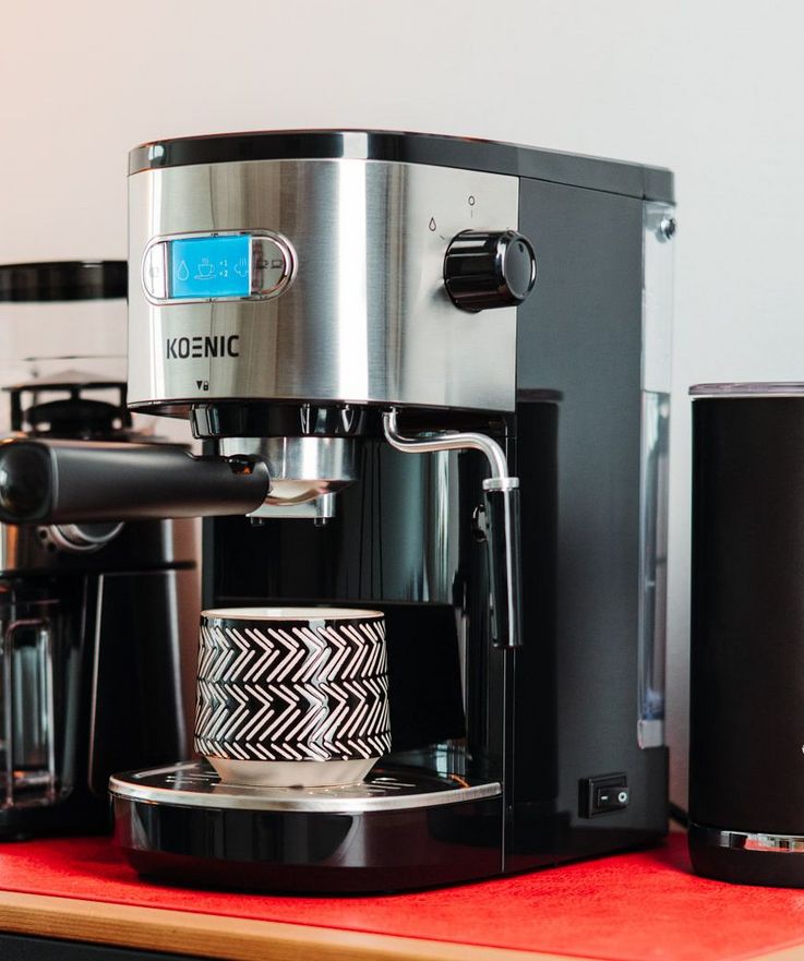 Espresso-Maker, Kaffeemühle und Milchaufschäumer von KOENIC.