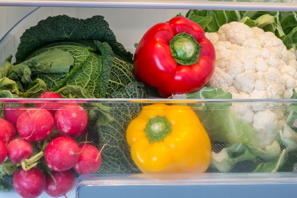 Im Kühlschrank sollten Obst und Gemüse getrennt aufbewahrt werden.