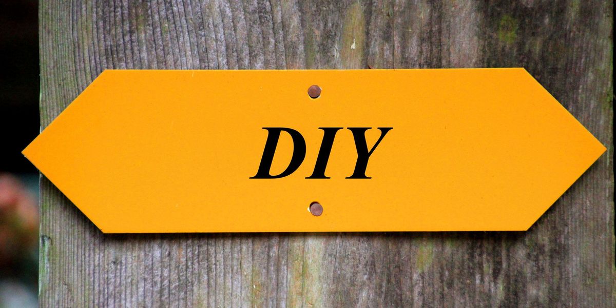 Ein Schild mit der Aufschrift "DIY"