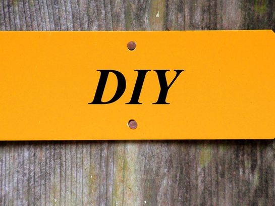 Ein Schild mit der Aufschrift "DIY"