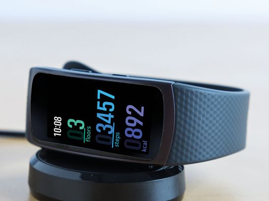 Das neue Fitness-Wearable Samsung "Gear Fit 2" schaut auch beim Aufladen gut aus