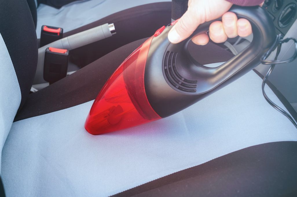 Ein Handstaubsauger hilft darüber hinaus auch beim Reinigen des Autos.