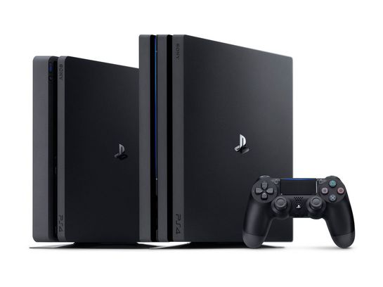 Die PlayStation 4 Slim und die PlayStation 4 Pro auf weißem Hintergrund im Gruppen-Shot