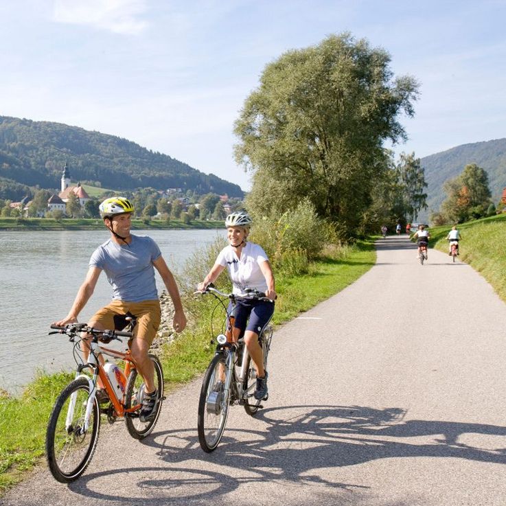 Kostenlose E-Ladestationen machen den Donauradweg zum Ausflugsparadies für E-Biker.