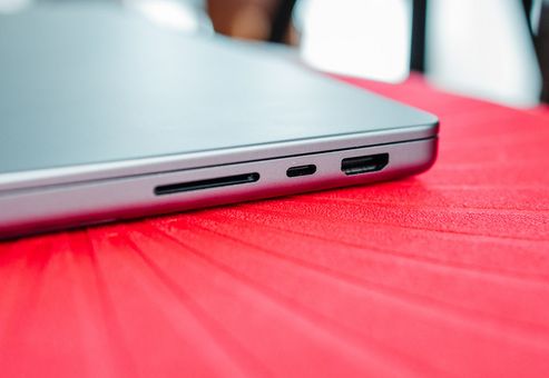 Das „MacBook Pro“ bietet einen HDMI- und drei Thunderbolt-4-Anschlüsse (USB-C) sowie einen SDXC-Kartenslot und einen Kopfhöreranschluss. 