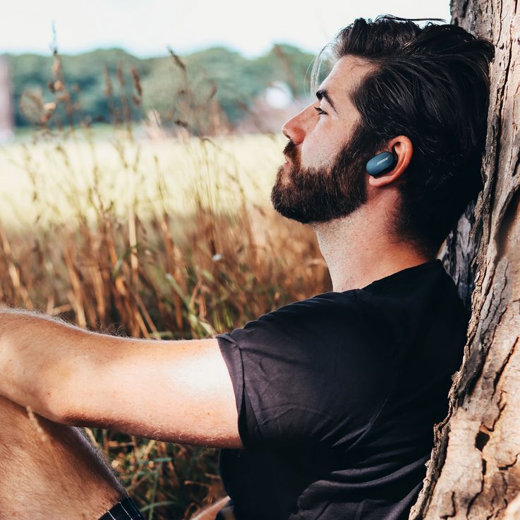 Mit einer Akkulaufzeit von bis zu 18 Stunden sind die QC-Earbuds ideal für unterwegs.