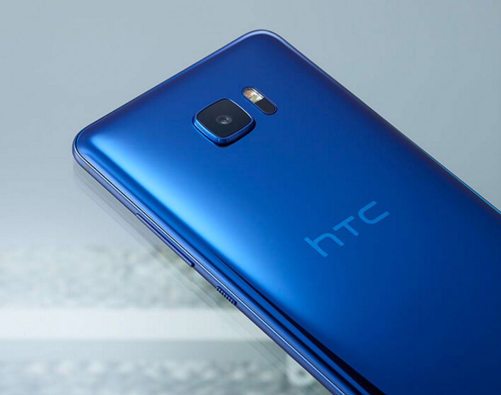 Mit dem „HTC U Ultra“ und dem „U Play“ bekommen gleich zwei neue Smartphones eine „Liquid Surface“.