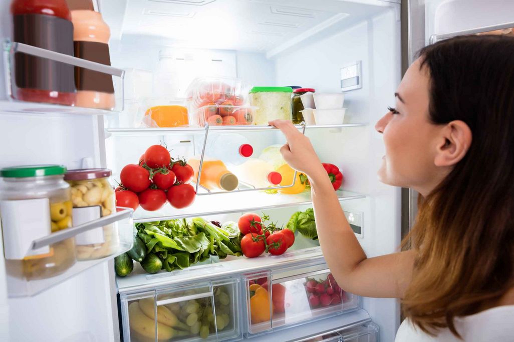 Wenn der Kühlschrank zu wenig kühlt kann das Problem auch an der Außentemperatur liegen.