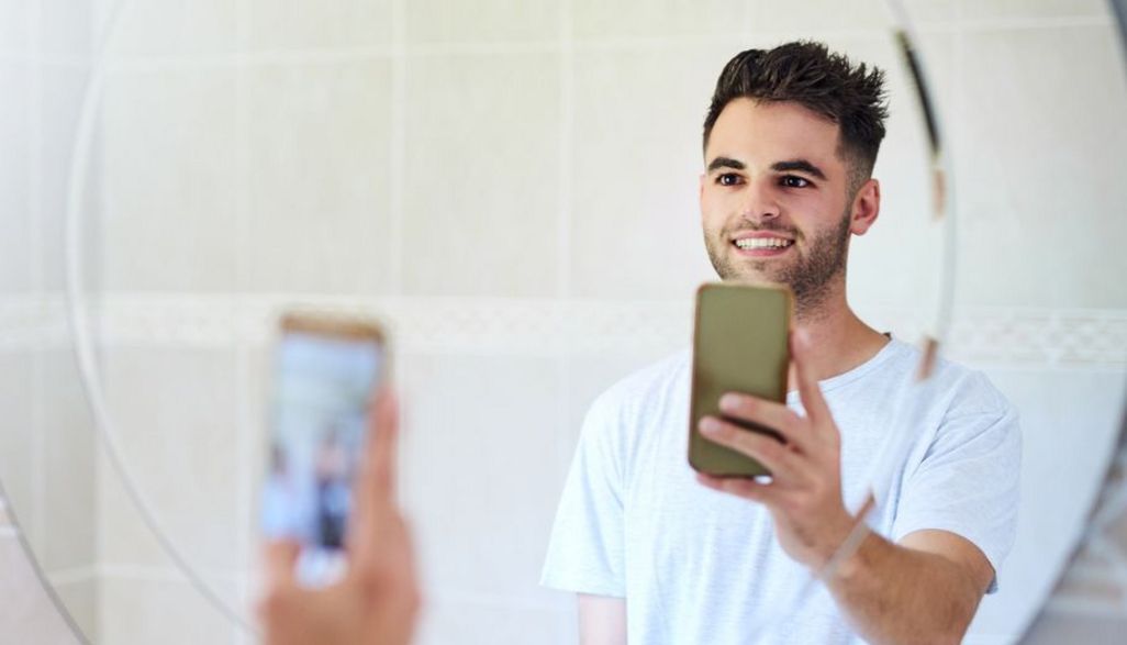 Die besten Tipps für besonders schöne Selfies mit Spiegel. 